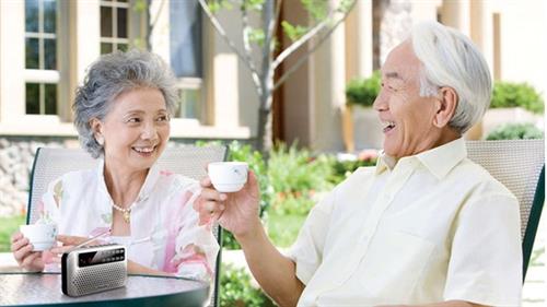 Mua quà sức khỏe báo hiếu bố mẹ: Tại sao cao thảo dược hòa tan trở thành xu hướng?